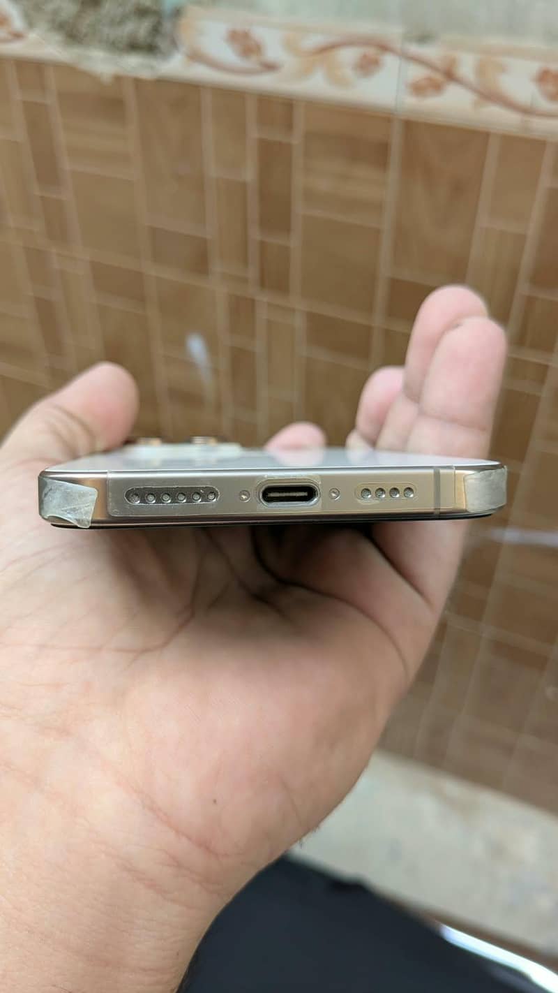 Apple iPhone 16 Pro Max 4