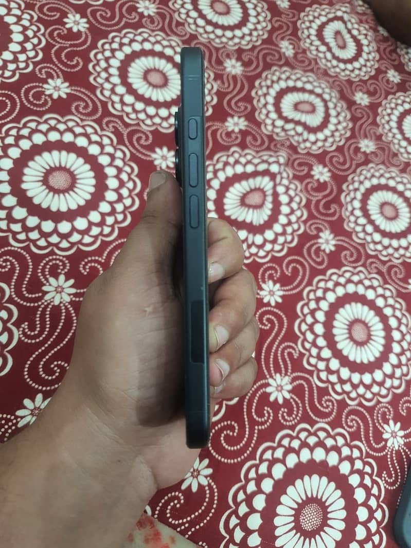 Apple iPhone 16 4