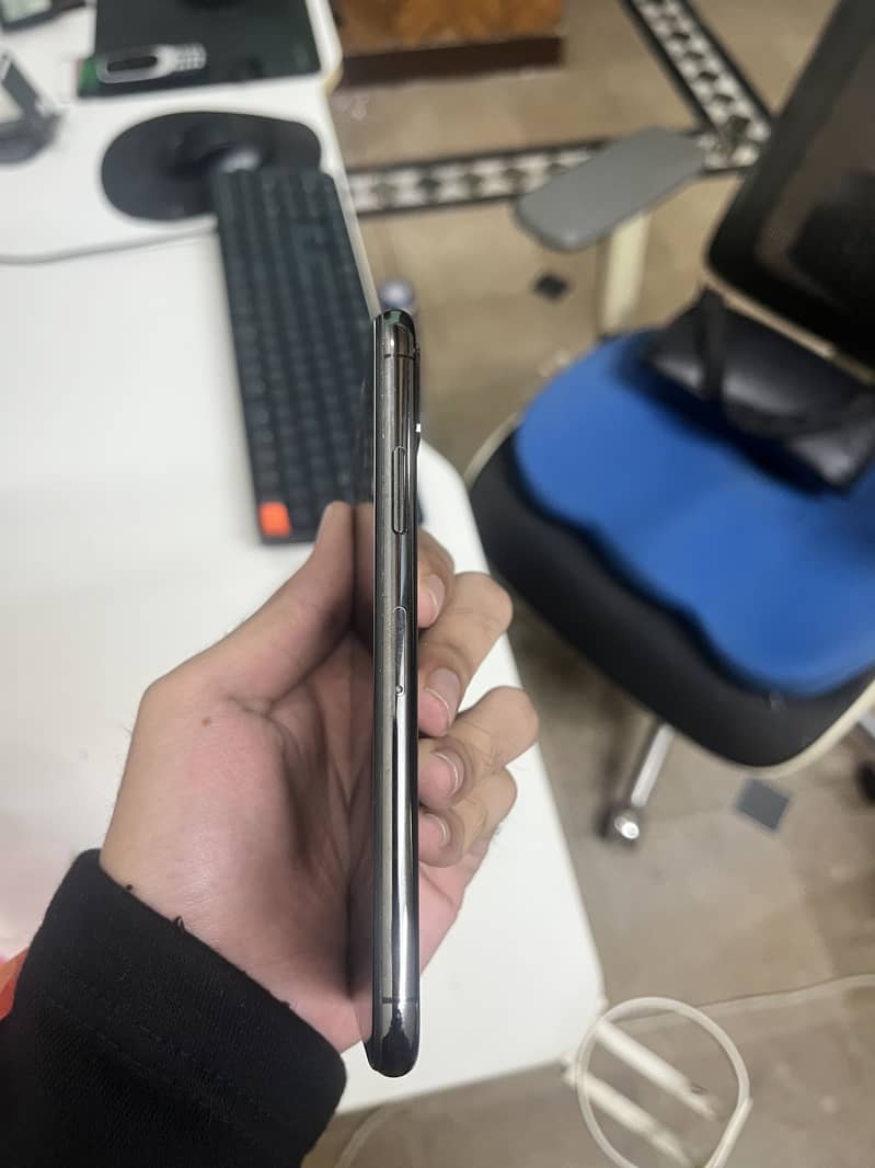 Apple iPhone X 4