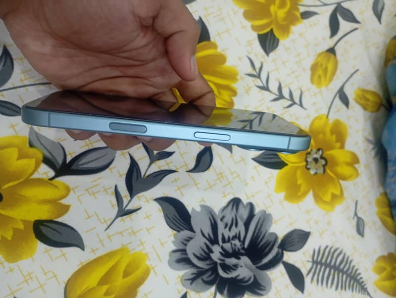 Apple iPhone 16 2