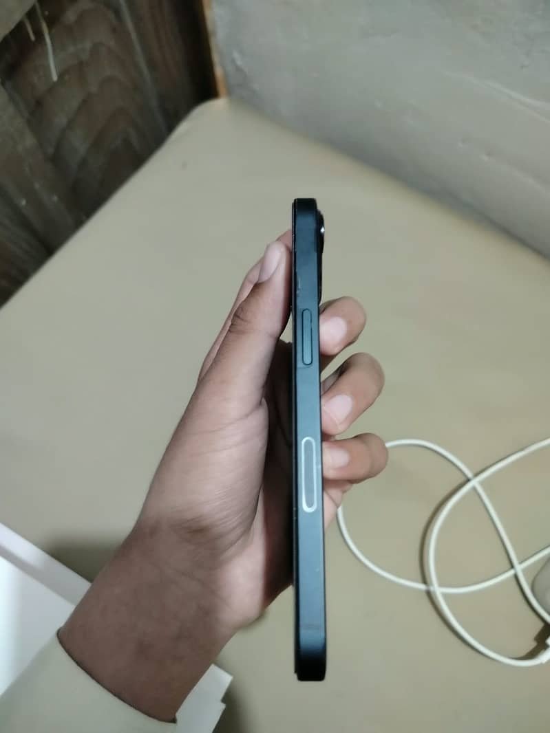 Apple iPhone 13 5