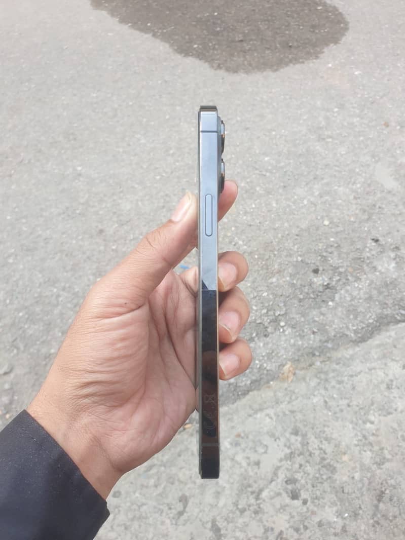 Apple iPhone 13 Pro Max 4