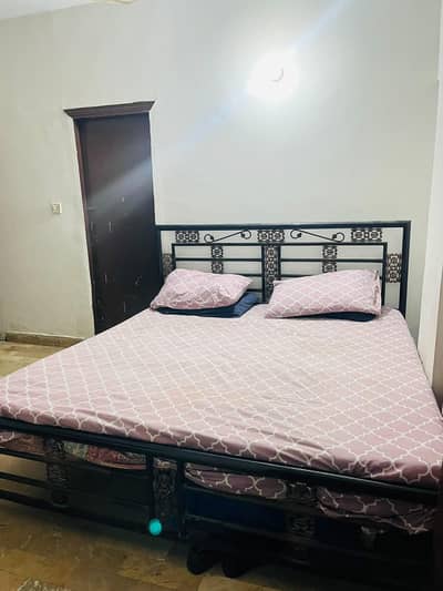 King size used Iron bed