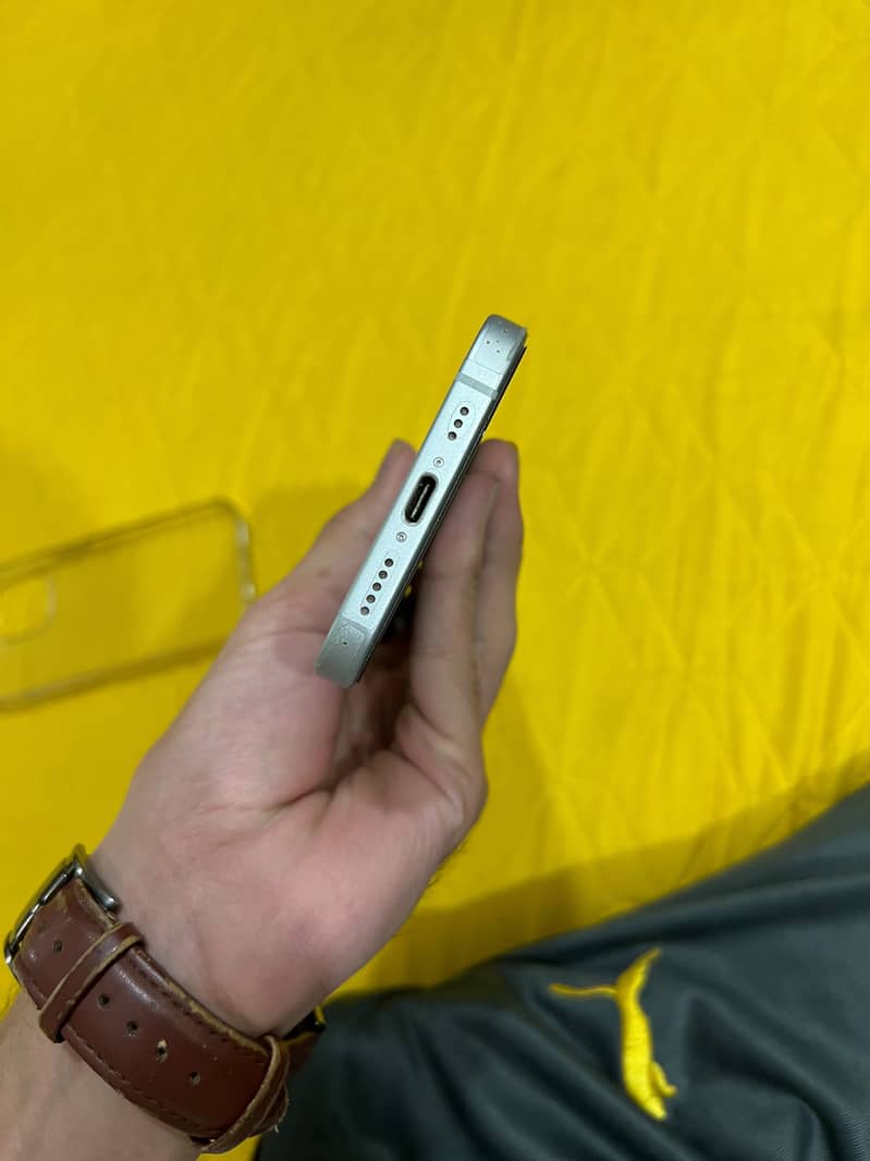 Apple iPhone 15 4
