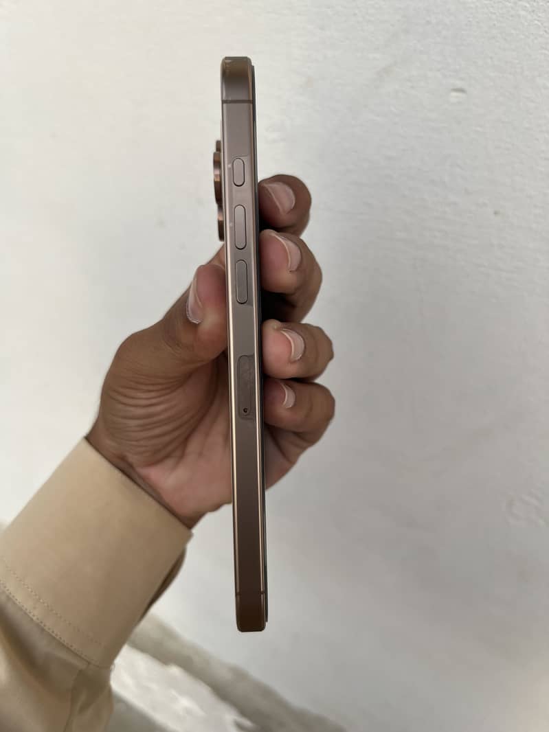 Apple iPhone 16 Pro Max 2