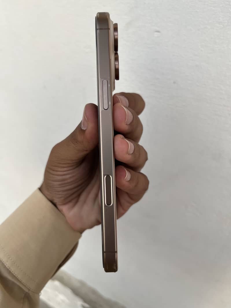 Apple iPhone 16 Pro Max 4