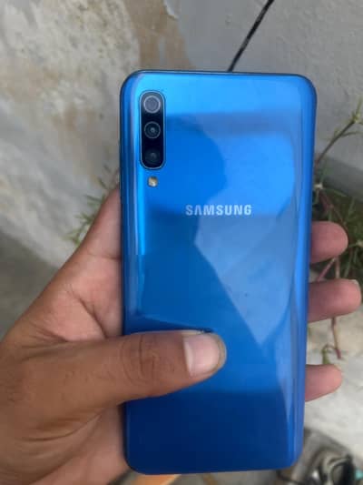 Samsung Mobile A50 6/128 borad pay karcha 2k sy  2500 hai koy sal kar