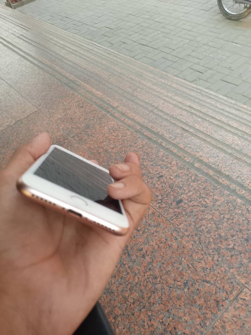 Apple iPhone 8 4