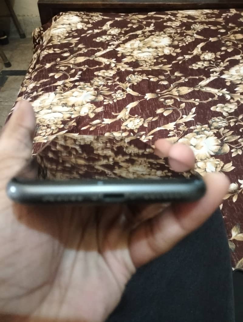 Apple iPhone 11 3