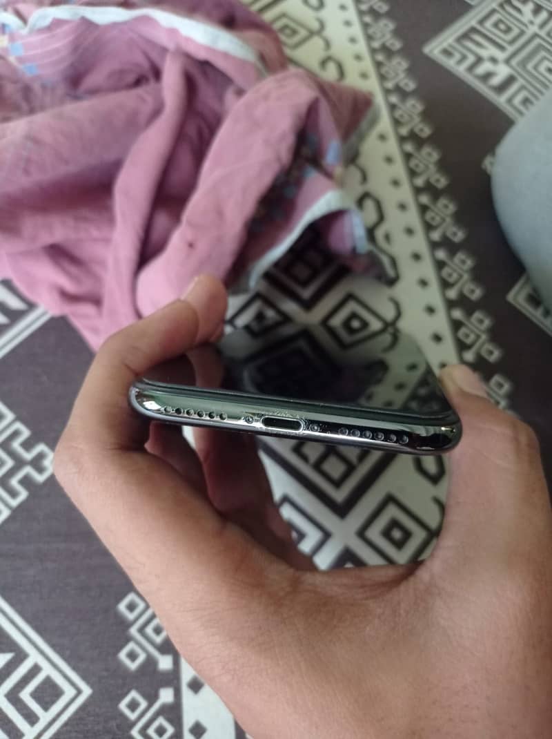 Apple iPhone X 4