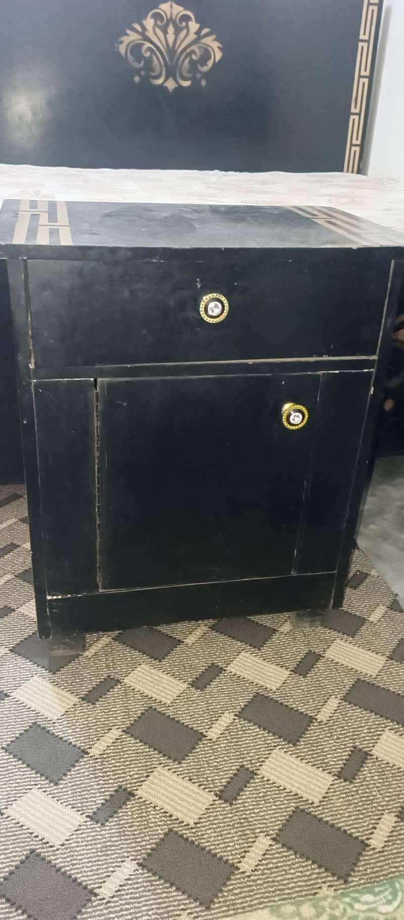 bed set with side tables & dressing table 2