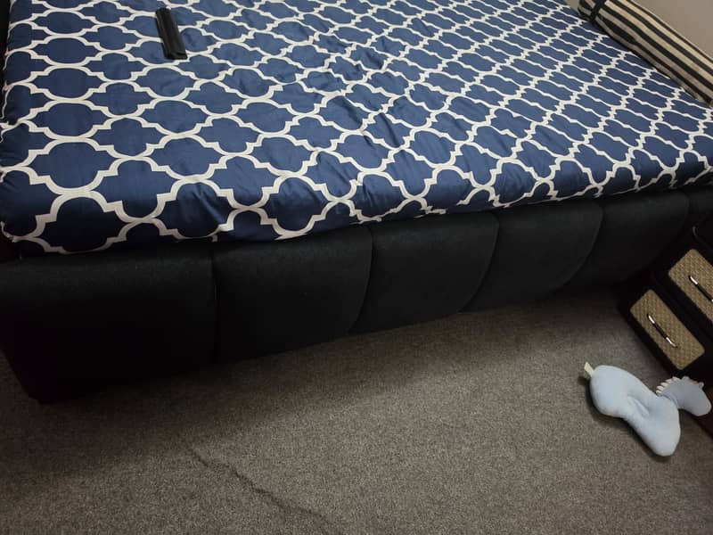 Bubble King size bed without mattress 1