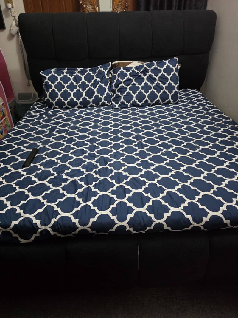Bubble King size bed without mattress 2