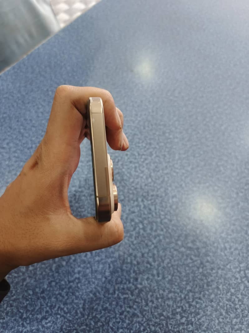 Apple iPhone 16 Pro Max 0