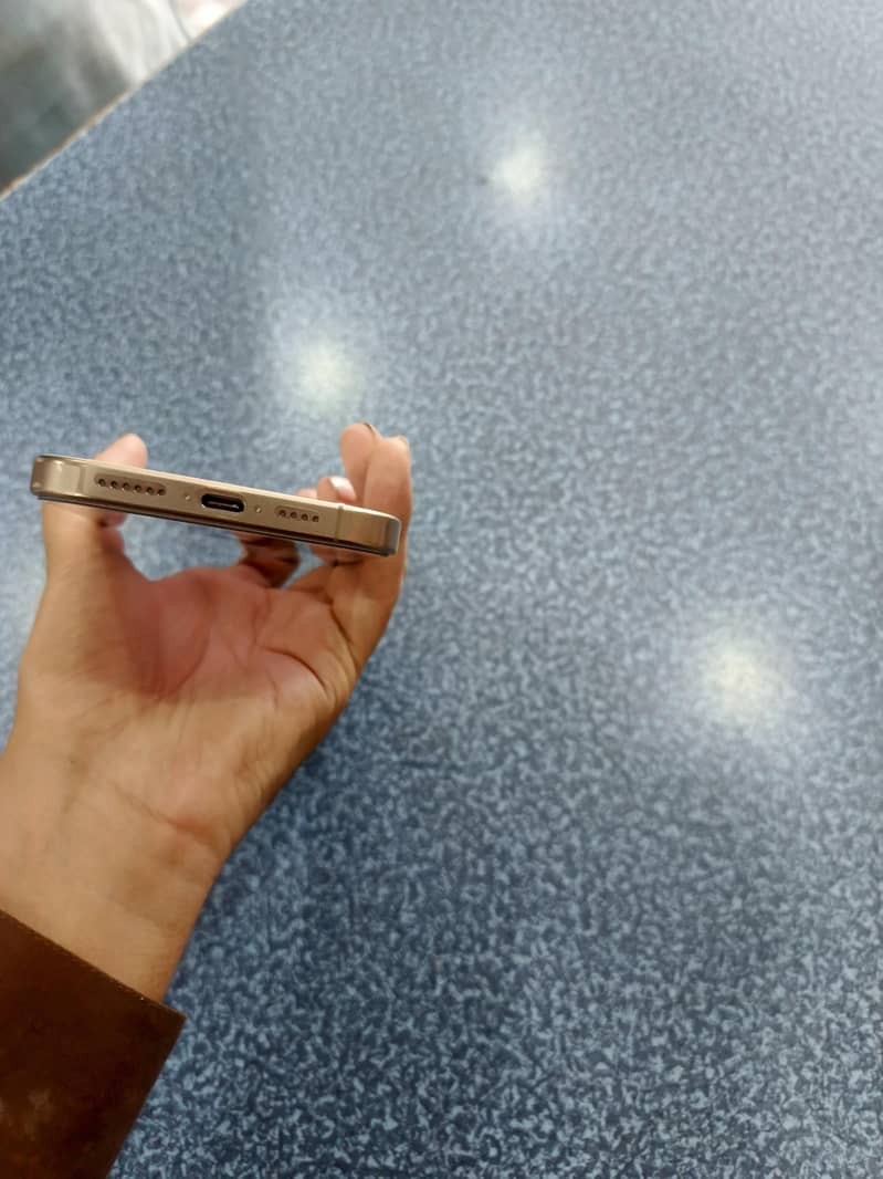 Apple iPhone 16 Pro Max 2