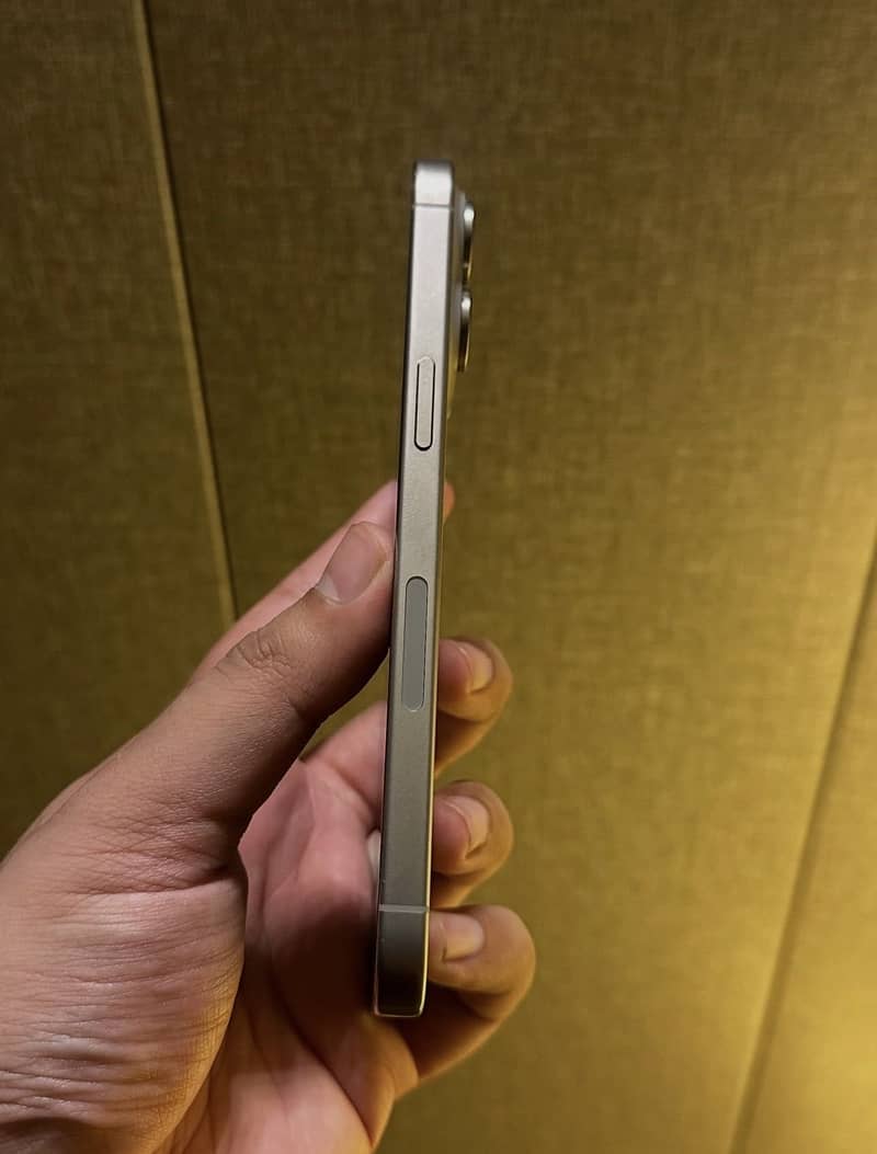 Apple iPhone 15 Pro Max 4
