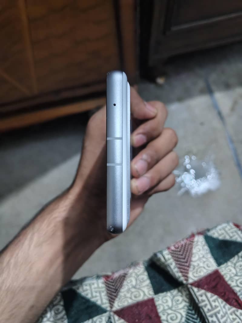 Google Pixel 7a 10/10 condition 4
