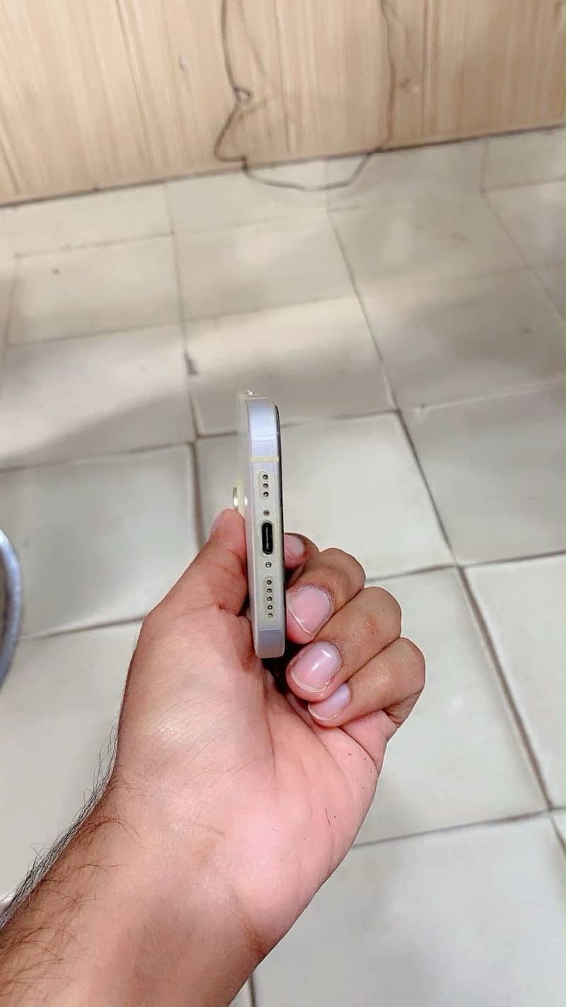 Apple iPhone 15 4