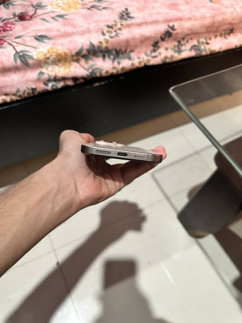 Apple iPhone 16 Pro Max 6
