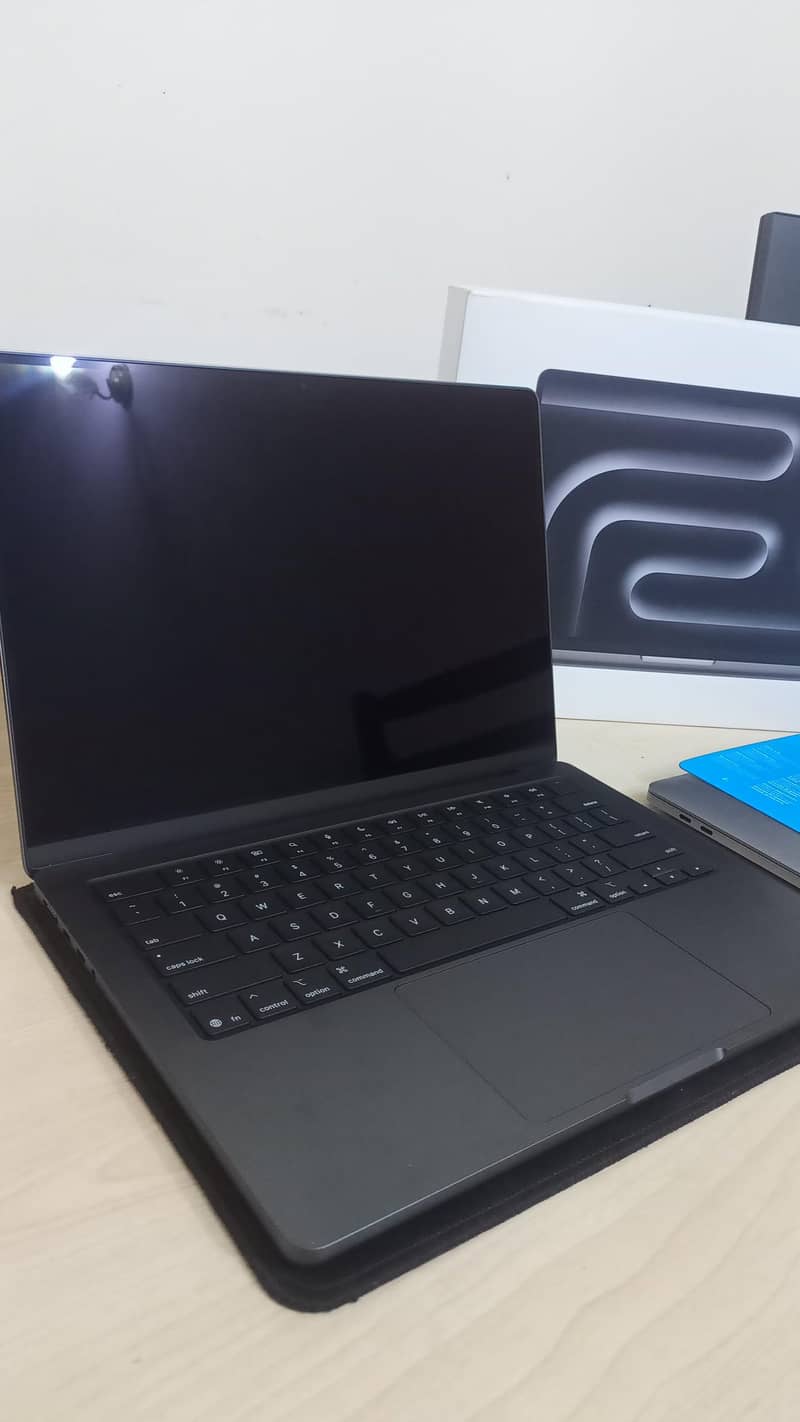 MacBook Pro M5 16/512 1