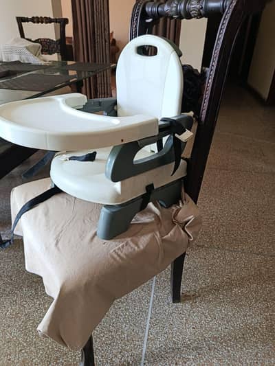 Baby feeding chair with safety straps