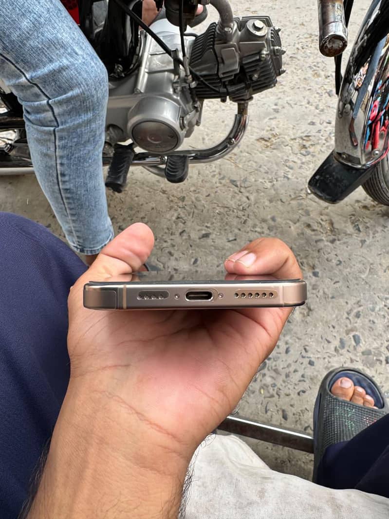 iPhone 16 Pro Max 1