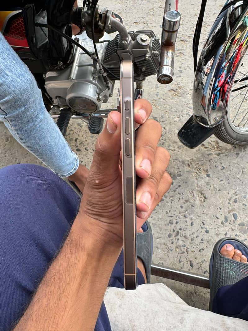 iPhone 16 Pro Max 4