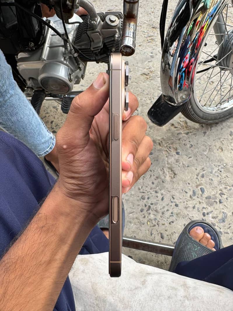 iPhone 16 Pro Max 6