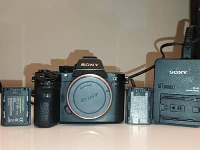 Sony A7R III Full Frame Mirrorless Camera + Battery & charger
