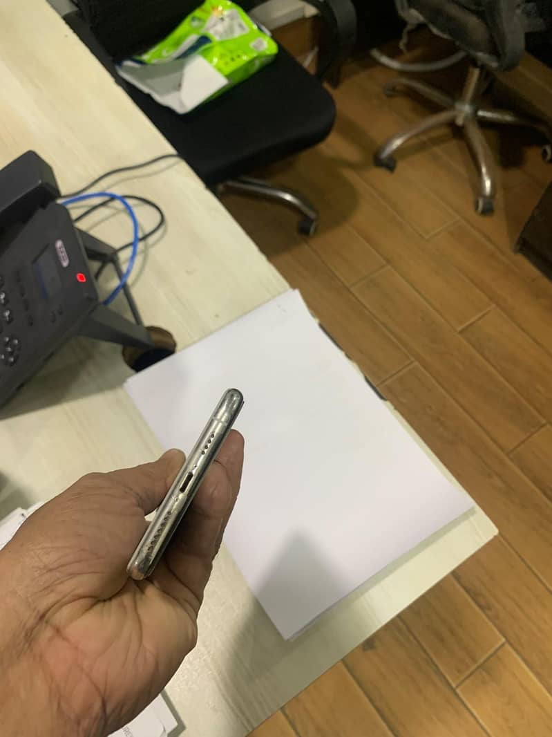 Apple iPhone XS Max 4