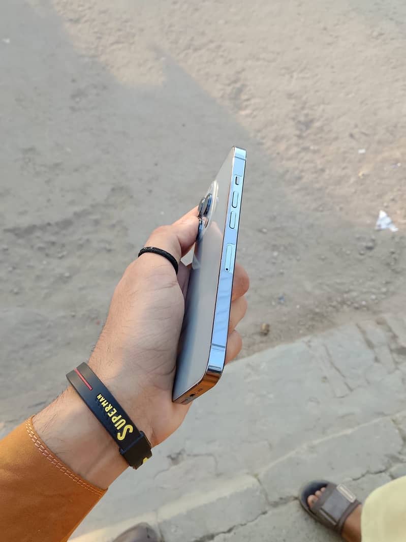 Apple iPhone 13 Pro 2
