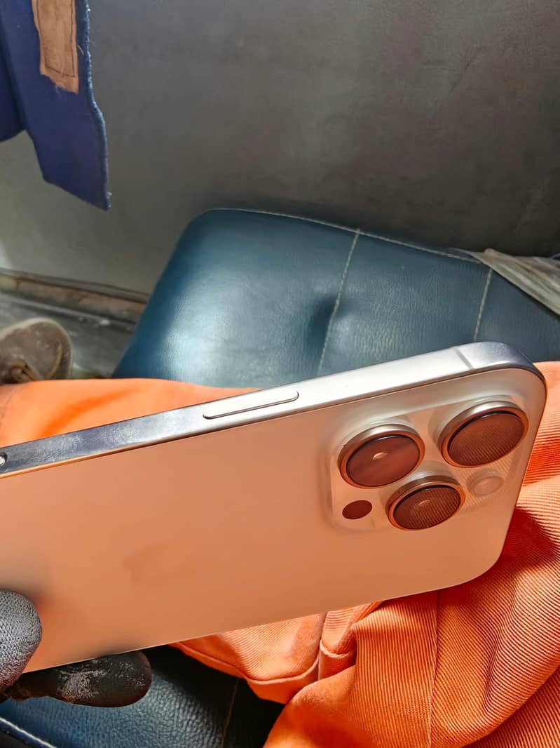 Apple iPhone 16 Pro Max 10