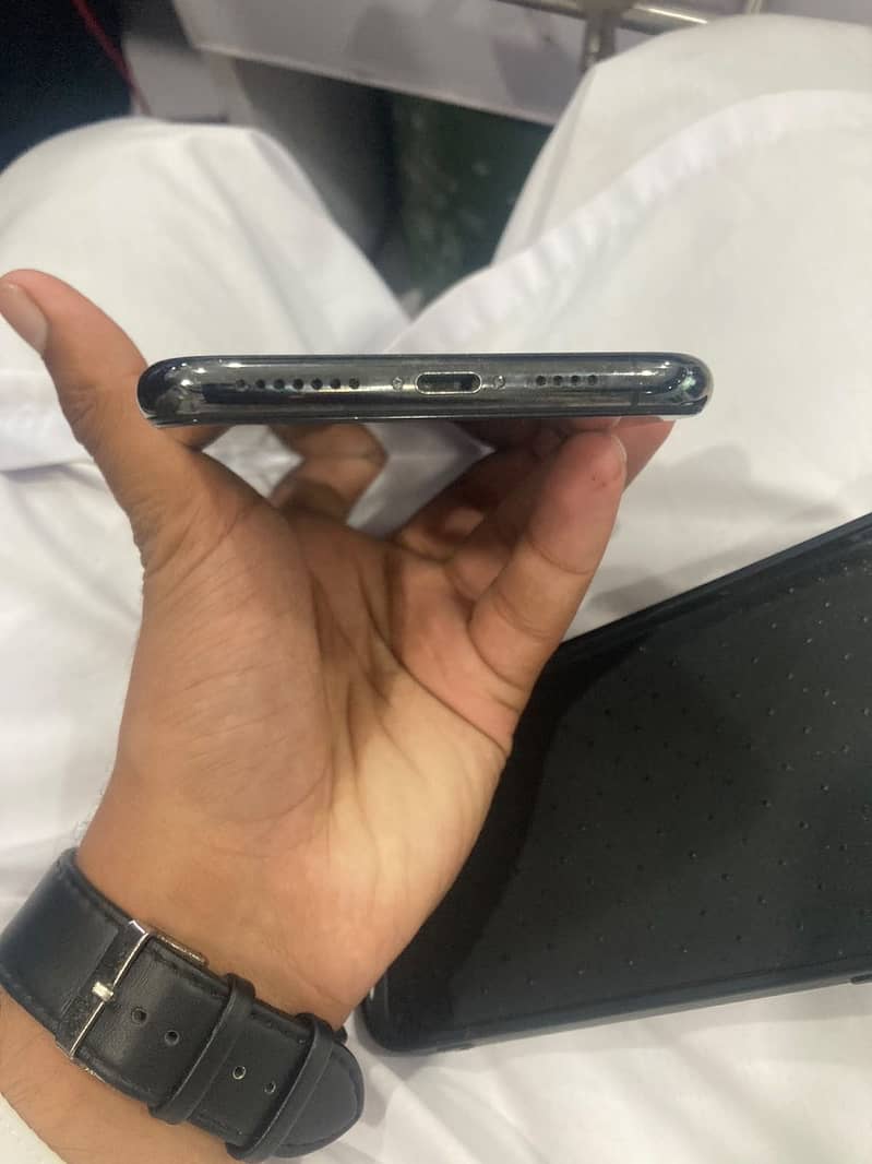Apple iPhone 11 Pro Max 4