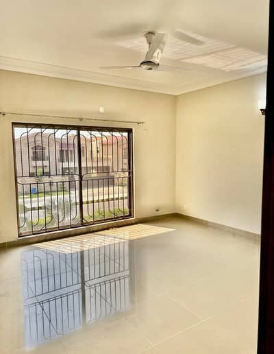 17 MARLA 5 BED BUEETIFUL HOUSE IN ASKARI 10 SECTOR F