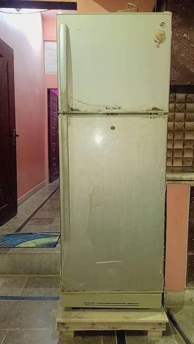 Pel fridge model gng urgent sale Karna he