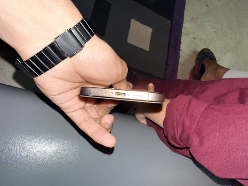 Apple iPhone 16 Pro Max 4