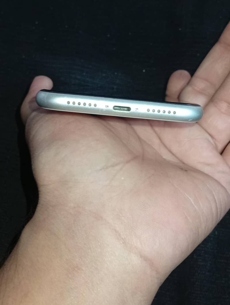 Apple iPhone 11 4