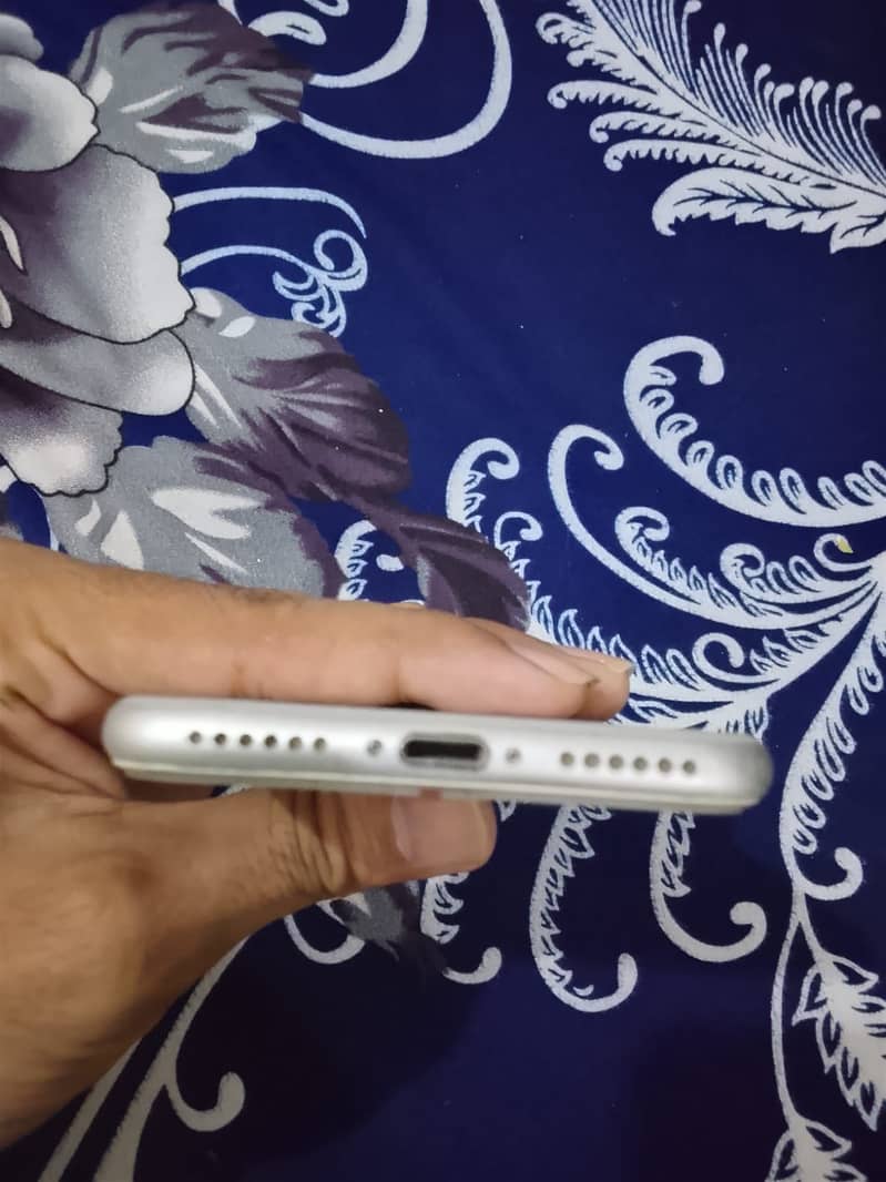 Apple iPhone 7 3