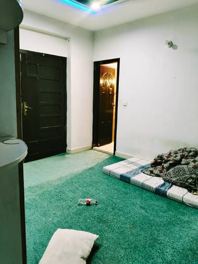 Separate intres carpet room available for rent in E11 4
