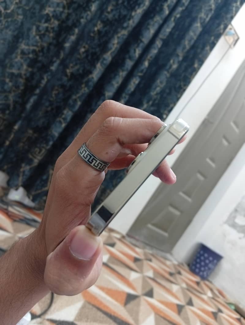 Apple iPhone 14 Pro Max 4