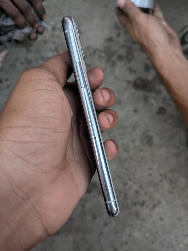 Apple iPhone 11 Pro 4