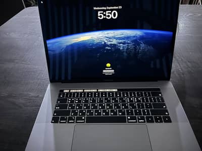 Macbook Pro i9, 32 gb ram, 1.5 + 4 gb dedicated graphics card
