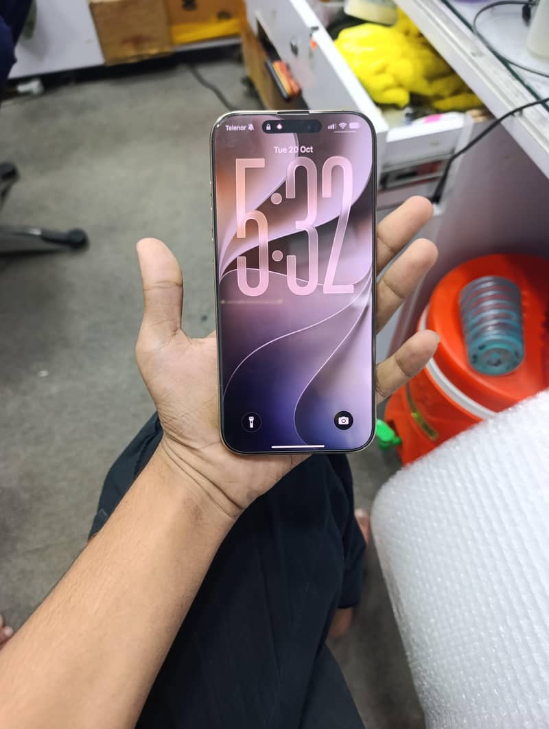 Apple iPhone 16 Pro Max 1