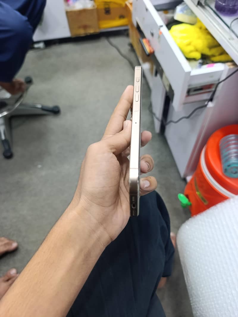 Apple iPhone 16 Pro Max 2