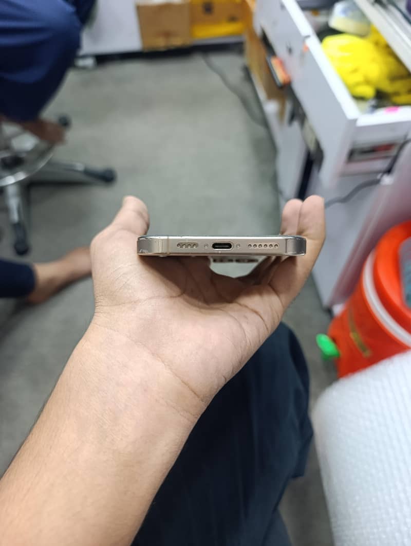Apple iPhone 16 Pro Max 3