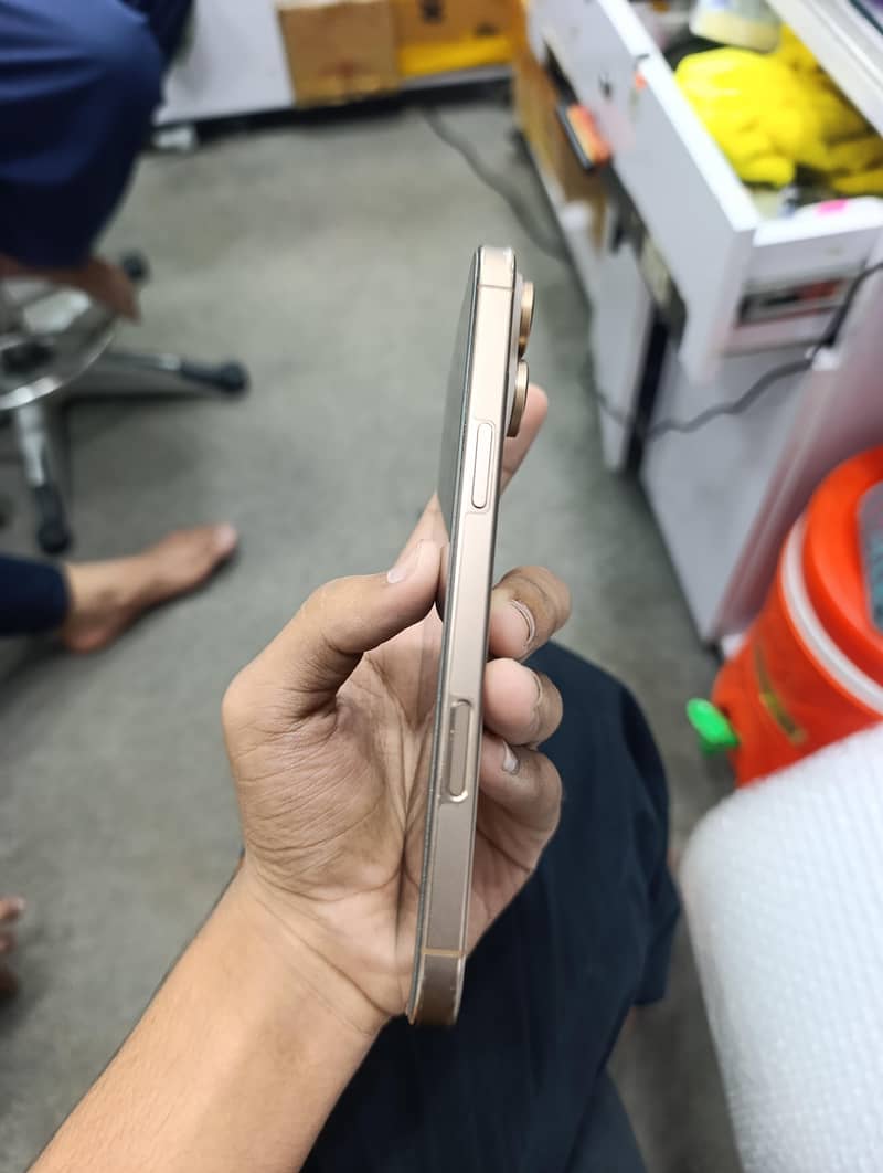 Apple iPhone 16 Pro Max 4
