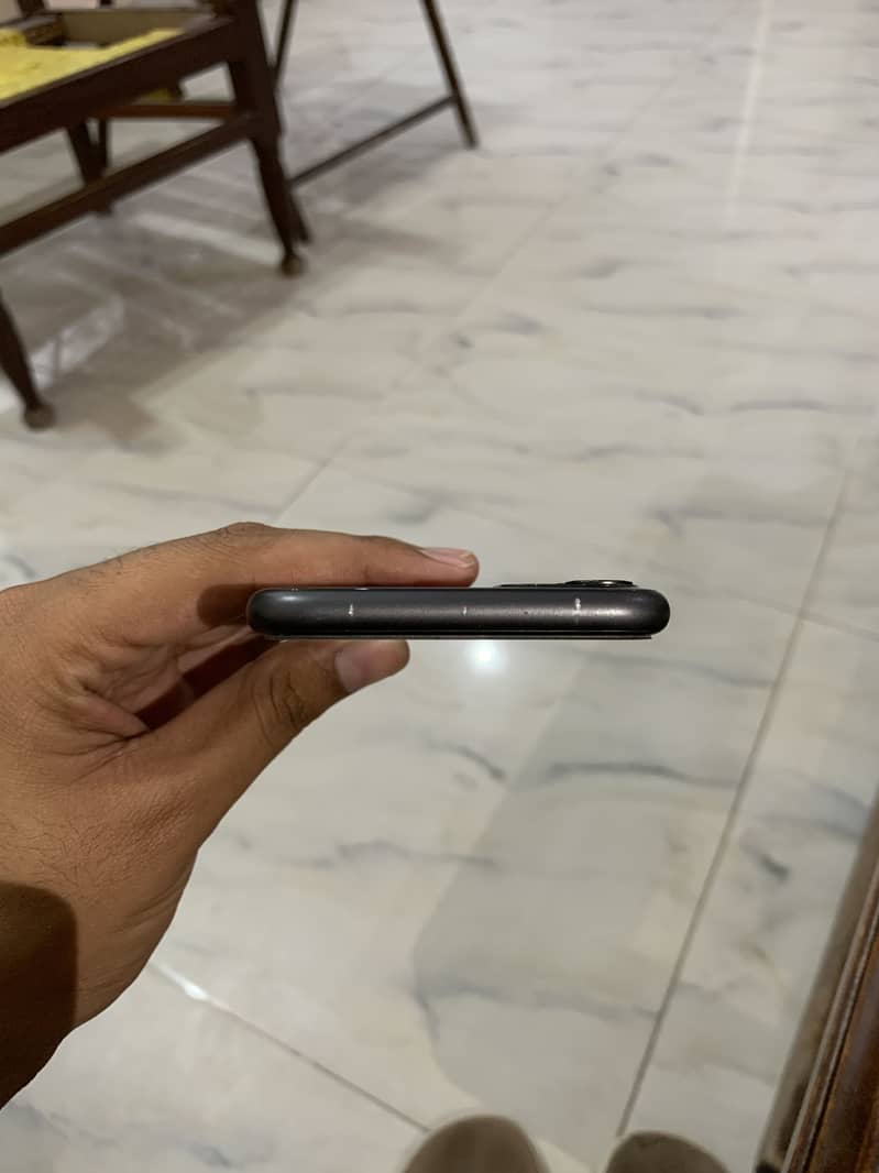 Apple iPhone 11 4
