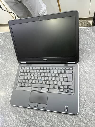 Dell Latitude E7440. . . .