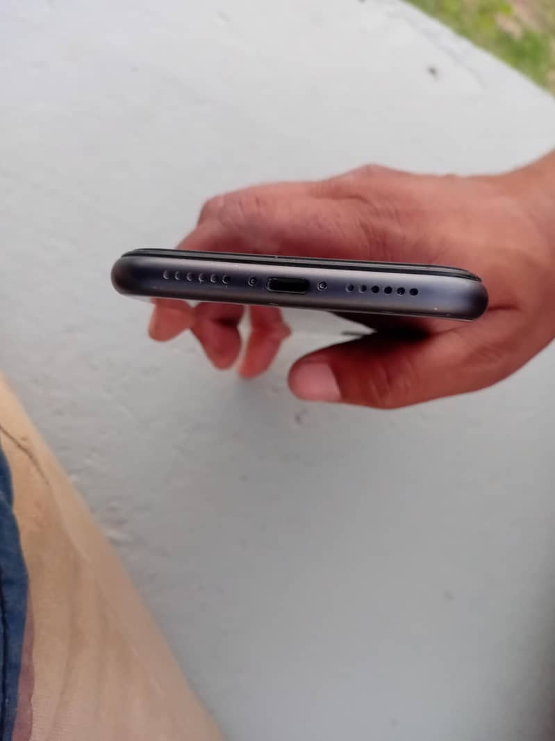 Apple iPhone 11 3