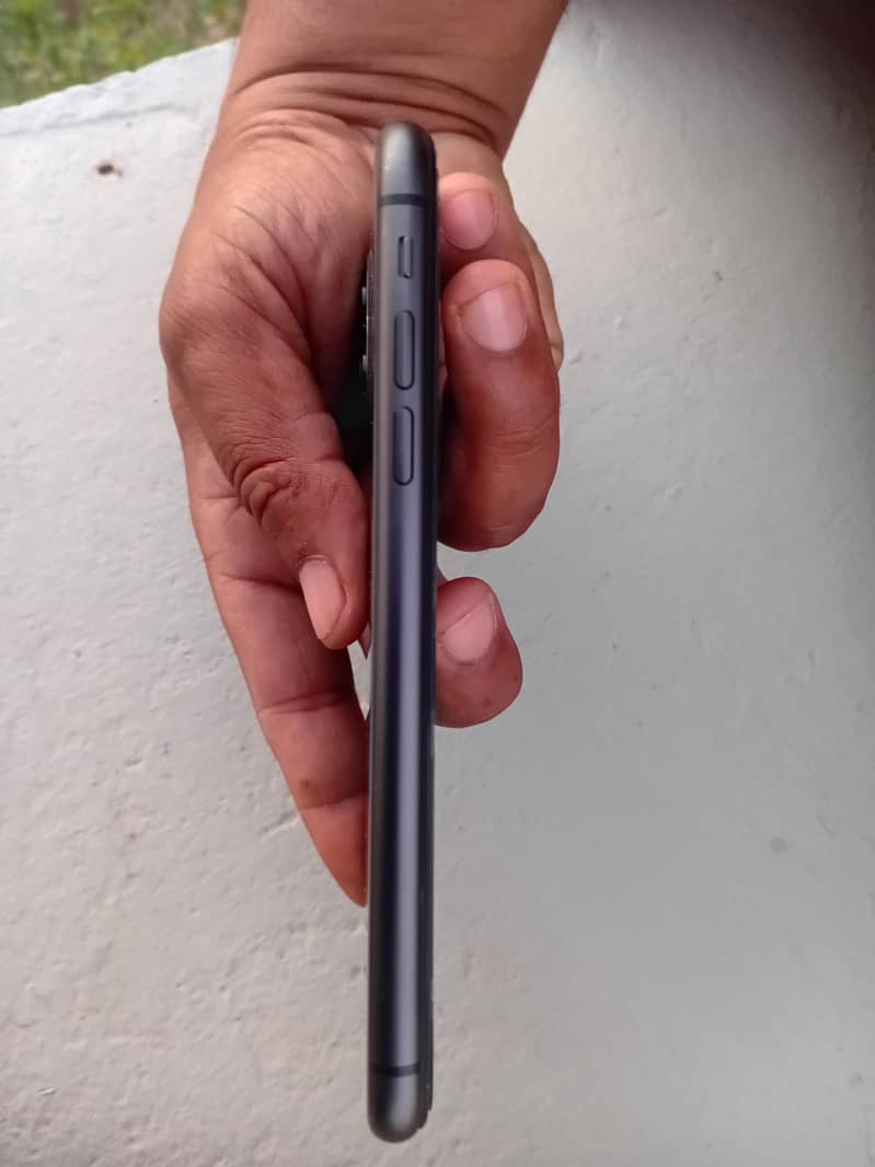 Apple iPhone 11 4